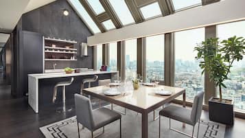 Penthouse, 1 Katil Raja (King), City View (Balcony) | Dapur peribadi | Peti sejuk mini, pembancuh kopi/teh, cerek elektrik