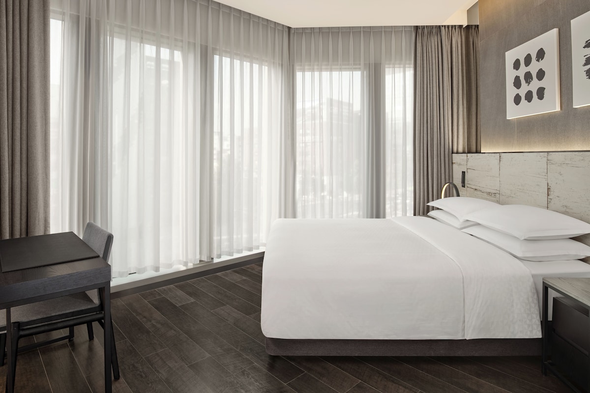 Chambre Premier, 1 grand lit, vue sur la ville | Literie de qualité, coffre-fort, bureau, rideaux d’obscurcissement