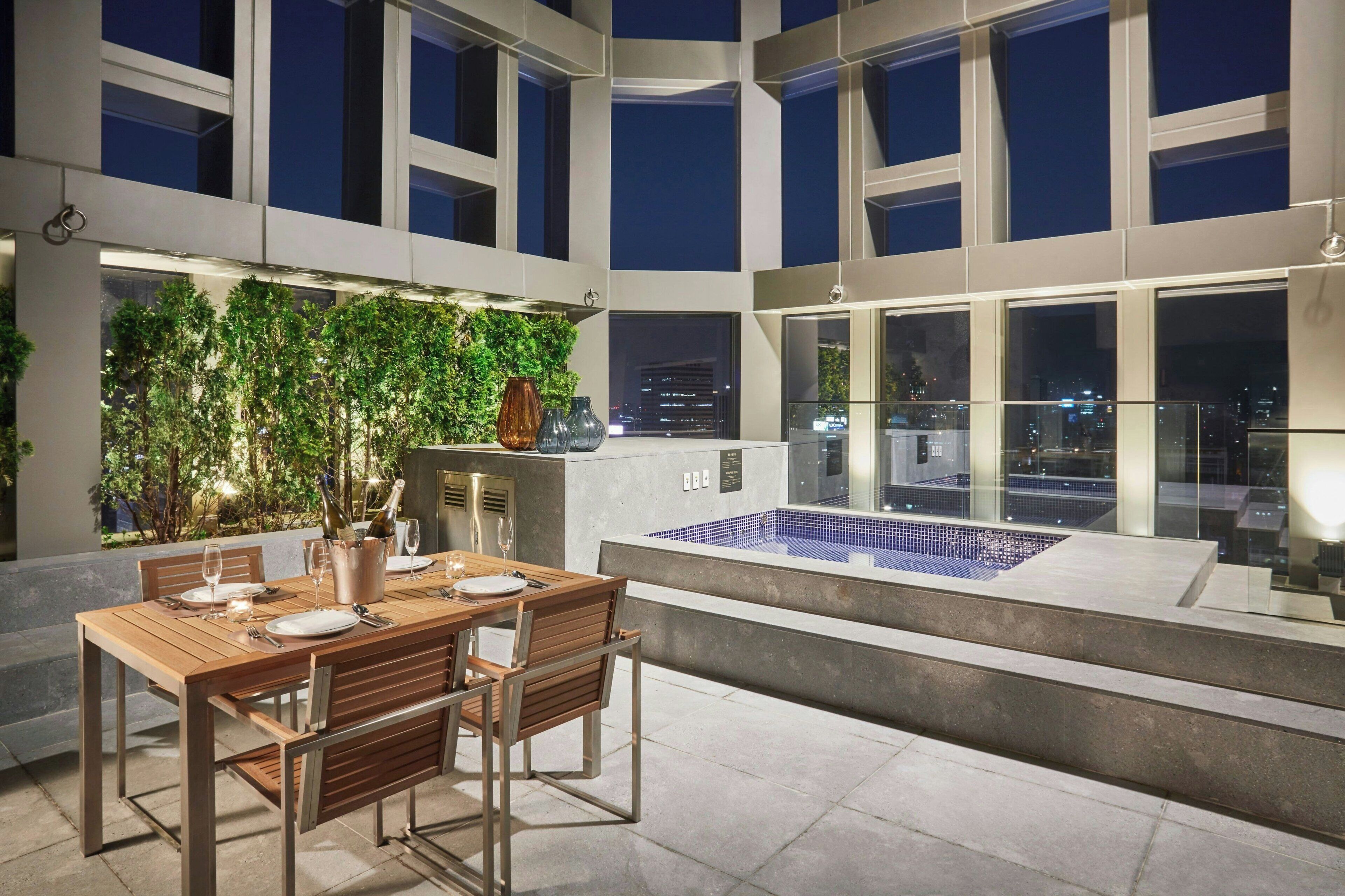 ペントハウス キングベッド 1 台 シティビュー | 高級寝具、セーフティボックス (室内)、デスク、遮光カーテン