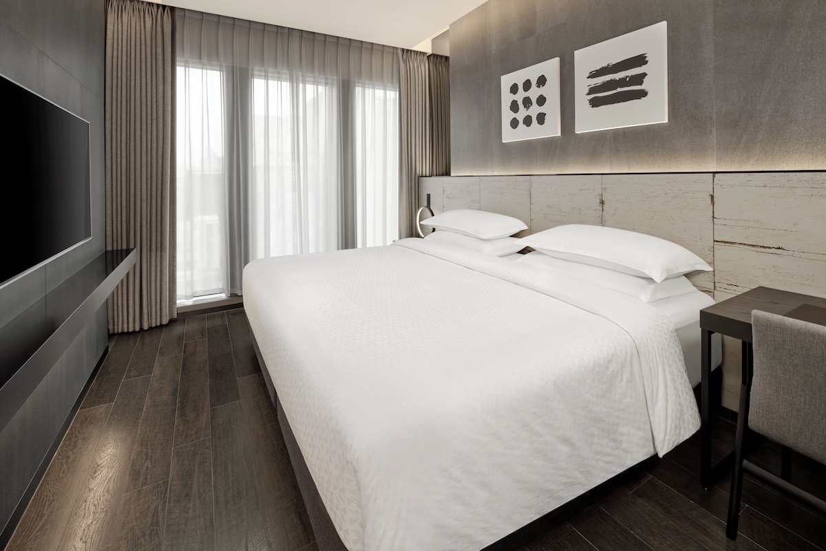 Chambre, 1 très grand lit, vue sur la ville | Literie de qualité, coffre-fort, bureau, rideaux d’obscurcissement