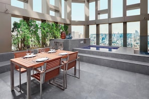 Penthouse, 1 giường cỡ king, quang cảnh thành phố | Bộ đồ giường cao cấp, két bảo mật tại phòng, bàn, màn/rèm cản sáng