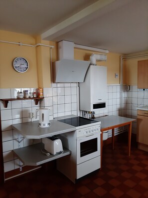 Refrigerador, microondas, horno y cafetera y tetera