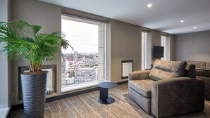 Superior King Suite | เครื่องนอนป้องกันสารก่อภูมิแพ้, มินิบาร์, ตู้นิรภัยในห้องพัก, โต๊ะทำงาน