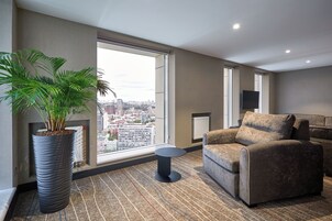 Superior King Suite | Allergitestet sengetøy, minibar, safe på rommet og individuelt dekorert