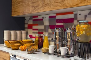 Se ofrece un desayuno bufé todos los días (923 UAH por persona)