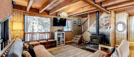 Télévision, cheminée, lecteur de DVD, vidéothèque