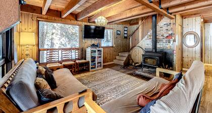 Cozy Cabin near Slopes with Spectacular Starry Skies