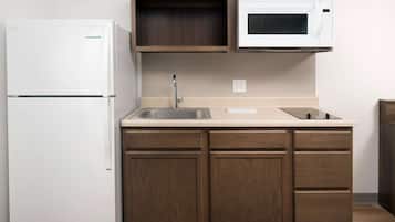 Frigorífico grande, microondas, placa de cocina y congelador