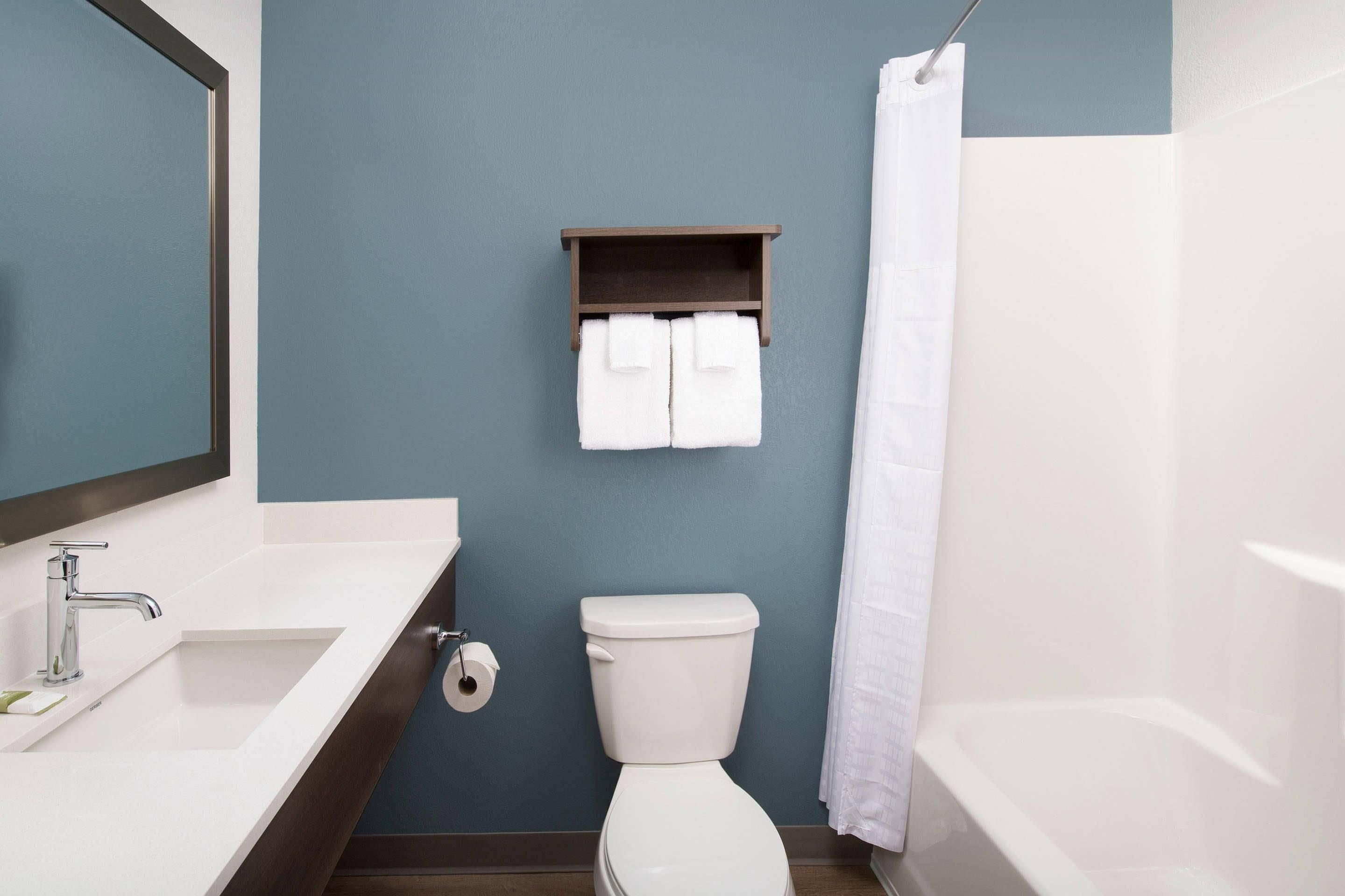 Ein Badezimmer mit einem weißen Waschbecken, einer Toilette und einer Badewanne.