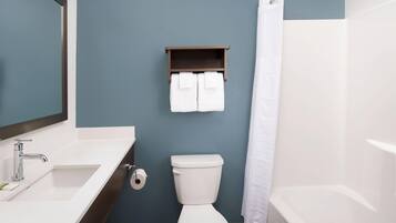 Ein Badezimmer mit einem weißen Waschbecken, einer Toilette und einer Badewanne.