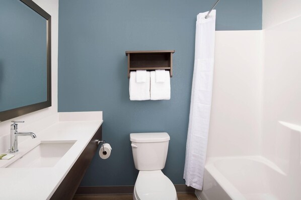Un baño con lavamanos blanco, inodoro y bañera.