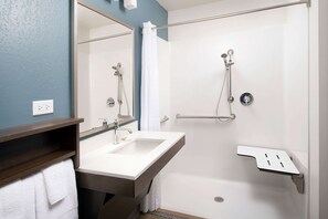 Sèche-cheveux, serviettes fournies, savon, shampoing