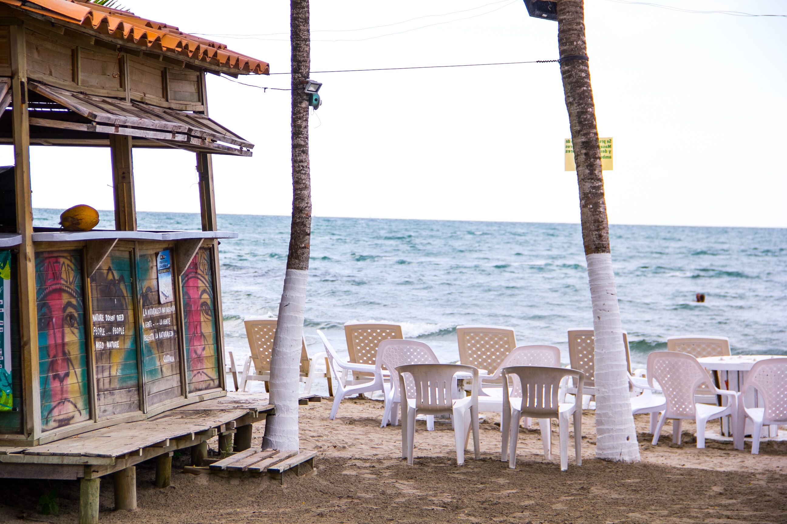 Un café junto a la playa con terraza y vistas al mar.