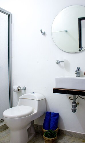 Shower, towels - Kevin's Tolú by Bernalo Hotels (Tolú)