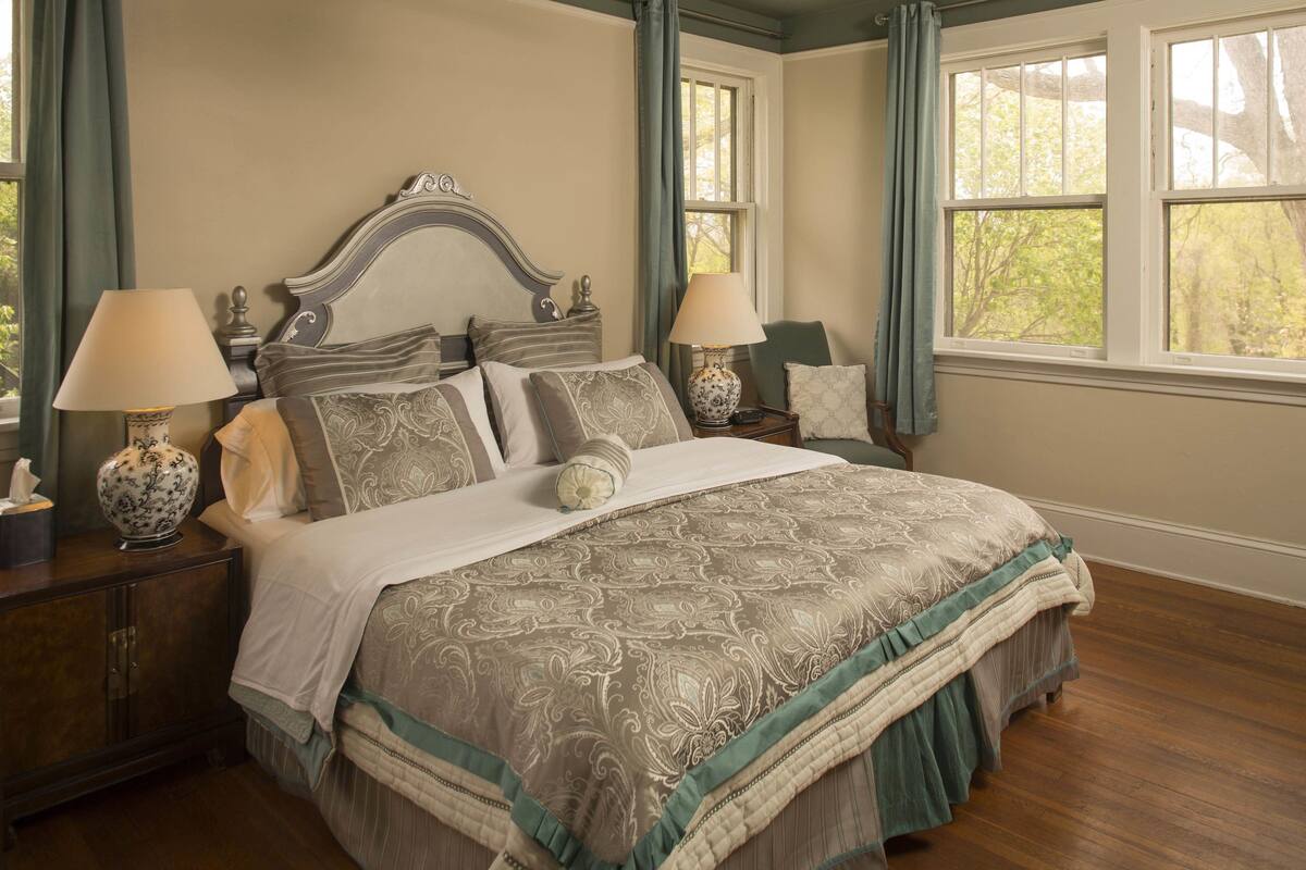 Phòng Suite, phòng tắm riêng (Bird Song Suite #7) | 1 phòng ngủ, bộ đồ giường kháng dị ứng, bàn ủi/dụng cụ ủi quần áo