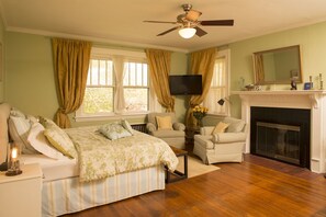 Room, Private Bathroom (Room #5) | 1 bedroom, hypo-allergenic bedding, iron/ironing board, free WiFi - Sweet Biscuit Inn (Asheville)