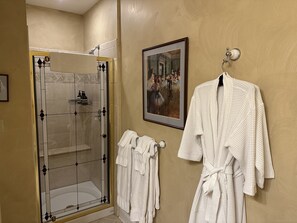 Classic Double Room | Bathroom | Free toiletries, hair dryer, bathrobes, towels - Maple Shade Bed & Breakfast  (Stillwater)