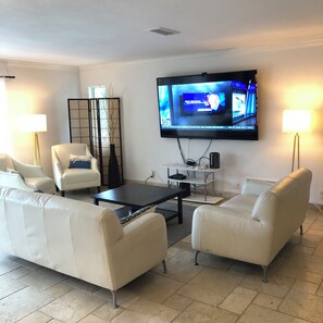 TV, mesa de pingue-pongue, livros