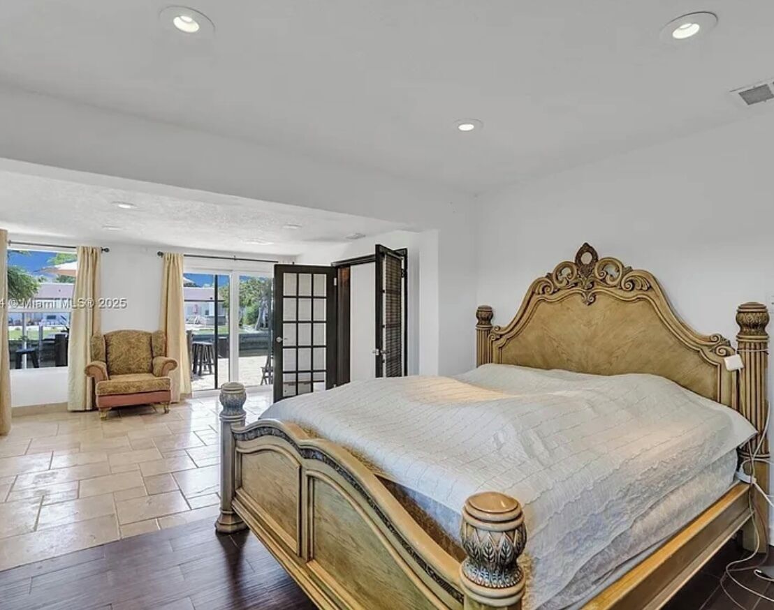 3 bedrooms, desk, iron/ironing board, travel crib