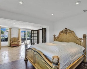 3 dormitoris, escriptori i planxa i posts de planxar 