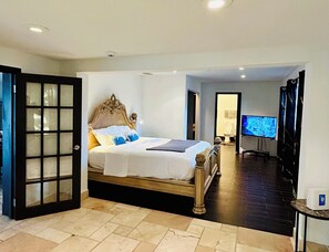 3 chambres, bureau, fer et planche à repasser, lit de bébé portatif
