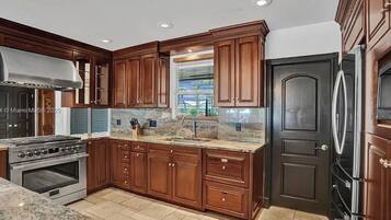 Kylskåp, mikrovågsugn, ugn och spishäll