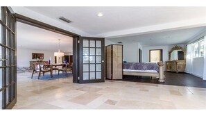 3 quartos, escrivaninha, ferros/tábuas de passar roupa, berço de viagem