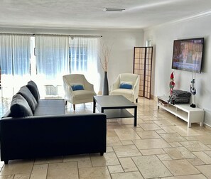 Fernseher, Tischtennisplatte, Bücher