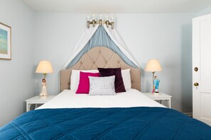 Doppia Standard, bagno in camera, vista lago parziale (Sky Room) | Con stile personalizzato, ferro/asse da stiro, Wi-Fi gratuito, lenzuola