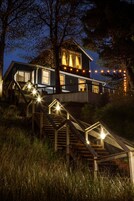 Fachada de la propiedad por la tarde o noche