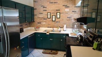Deluxe Apartment, Ensuite, Pool View (Hemingway Retreat) | 1 bedroom
