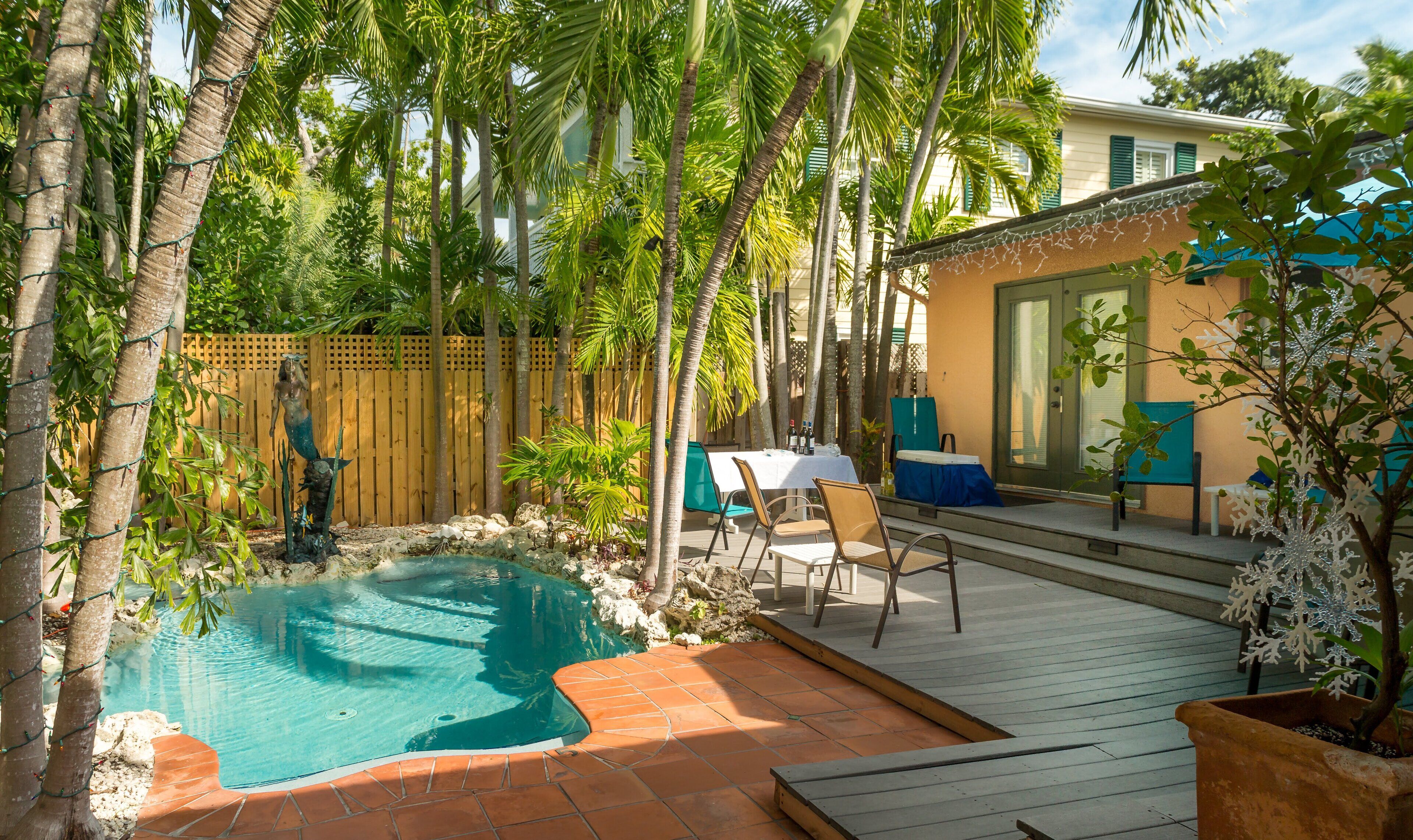 Deluxe appartement, en-suite badkamer, uitzicht op zwembad (Hemingway Retreat) | Buitenzwembad | Een buitenzwembad, een verwarmd zwembad en ligstoelen