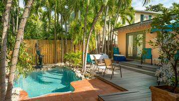 Leilighet – deluxe, eget bad, bassengutsikt (Hemingway Retreat) | Utendørsbasseng | Utendørsbasseng, et oppvarmet basseng og solsenger