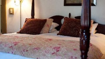 Standard Single Room, Private Bathroom (Library)