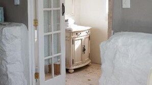 A bedroom with a bed, a wardrobe, and a window. - Ash Mill Farm Bed & Breakfast (Holicong)