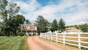 A rural road leading to a large house with a white fence. - Ash Mill Farm Bed & Breakfast (Holicong)