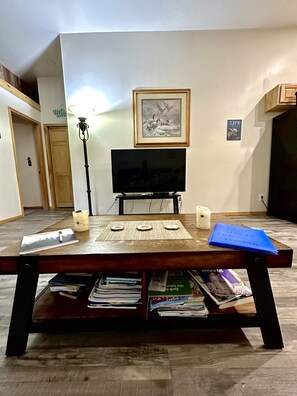 家庭公寓 | 客廳 | 55-吋平面電視、數位頻道、電視、Hulu
