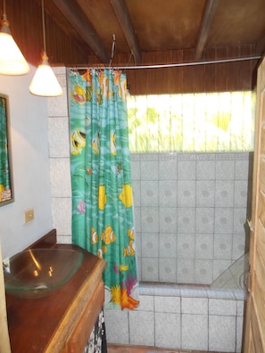 Habitación, baño privado (Del Rey Casita) | Baño | Secadora de cabello y toallas