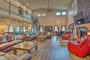 TV, fireplace, DVD player, ping pong - All-Encompassing Family Retreat Near Lake Texoma! (Kingston)