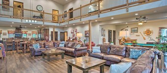 All-Encompassing Family Retreat Near Lake Texoma!