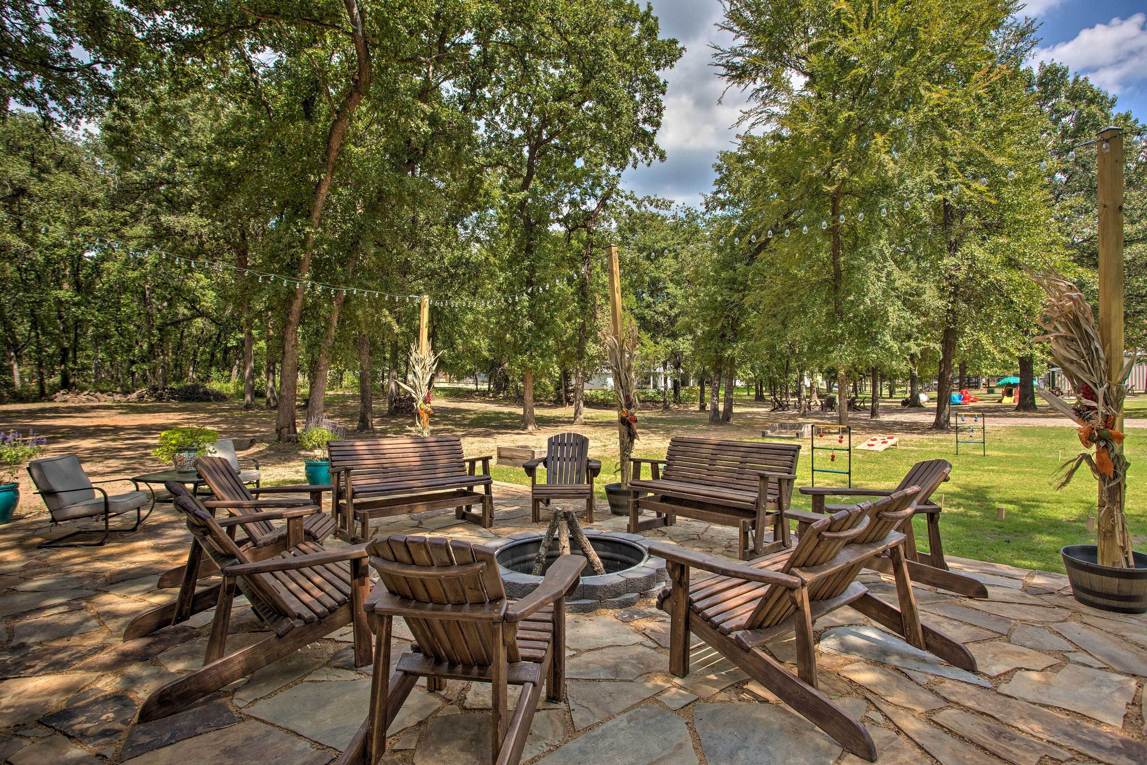 All-Encompassing Family Retreat Near Lake Texoma!