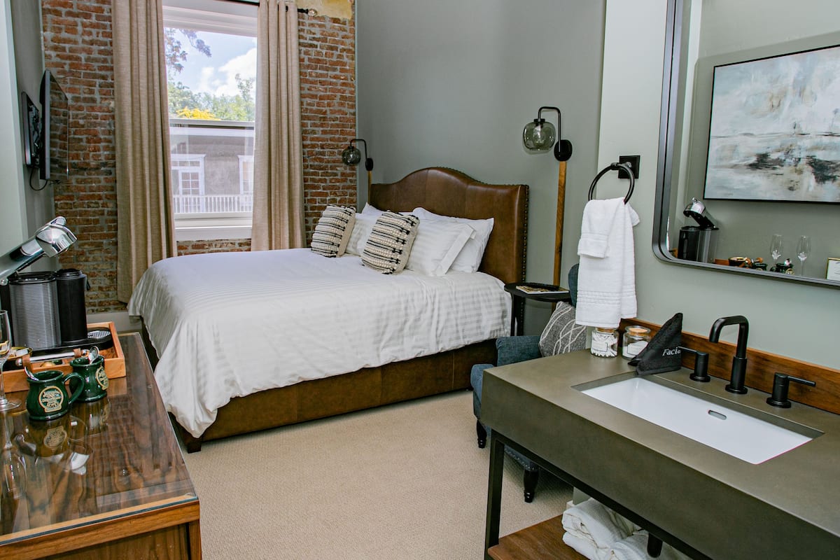 Standard Room, 1 King Bed, Non Smoking, Refrigerator | 1 bedroom, iron/ironing board, free WiFi
