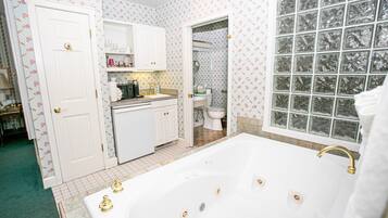 Cottage, 1 King Bed, Non Smoking, Jetted Tub | Bathroom | Hair dryer, towels