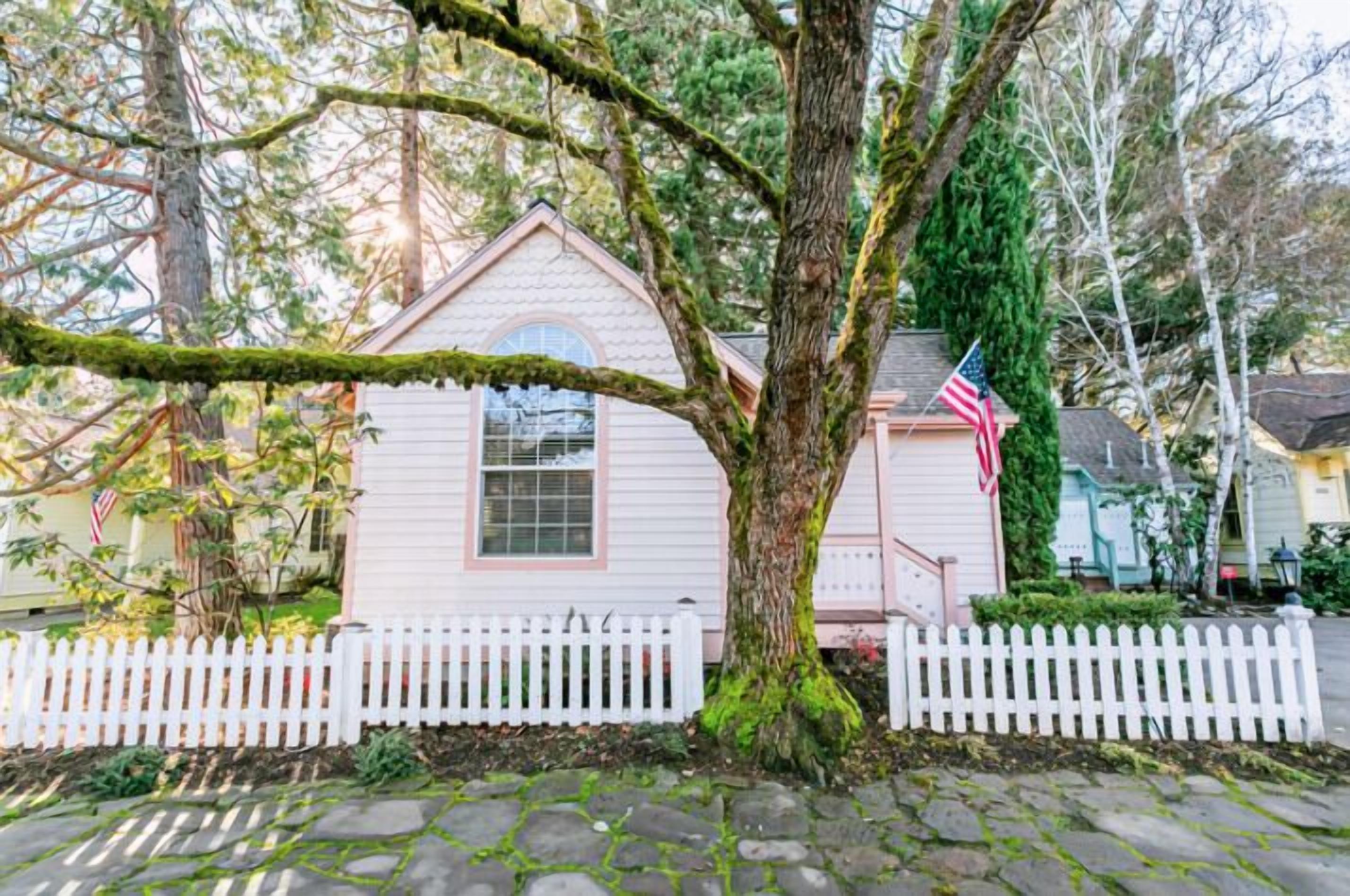 Cottage, 1 King Bed, Non Smoking, Jetted Tub | Iron/ironing board, free WiFi