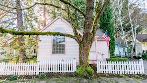 Cottage, 1 King Bed, Non Smoking, Jetted Tub | Iron/ironing board (on request), free WiFi - Jacksonville Inn (Jacksonville)