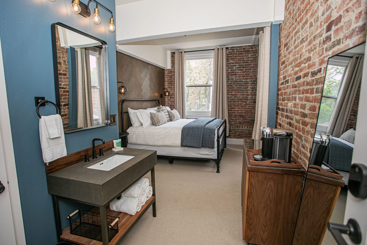 Standard Room, 1 King Bed, Non Smoking, Refrigerator | 1 bedroom, iron/ironing board, free WiFi