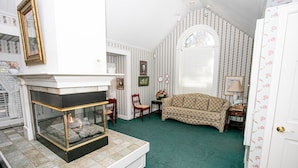 Cottage, 1 King Bed, Non Smoking, Jetted Tub | Living area | Flat-screen TV - Jacksonville Inn (Jacksonville)