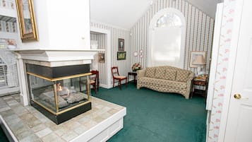 Cottage, 1 King Bed, Non Smoking, Jetted Tub | Living area