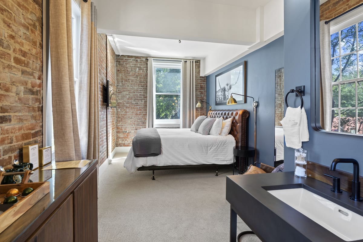 Standard Room, 1 King Bed, Non Smoking, Refrigerator | Iron/ironing board (on request), WiFi (free)