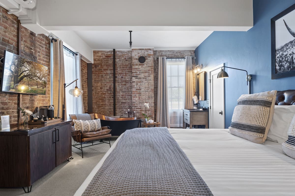 Suite, Non Smoking, Jetted Tub | Iron/ironing board (on request), WiFi (free)